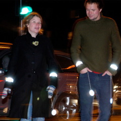 Фото и картинки светящихся красок и люминофоров - Световозвращающие подвески для пешеходов
